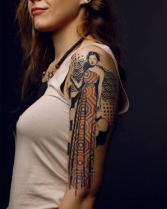 tatuaje en brazo de chica